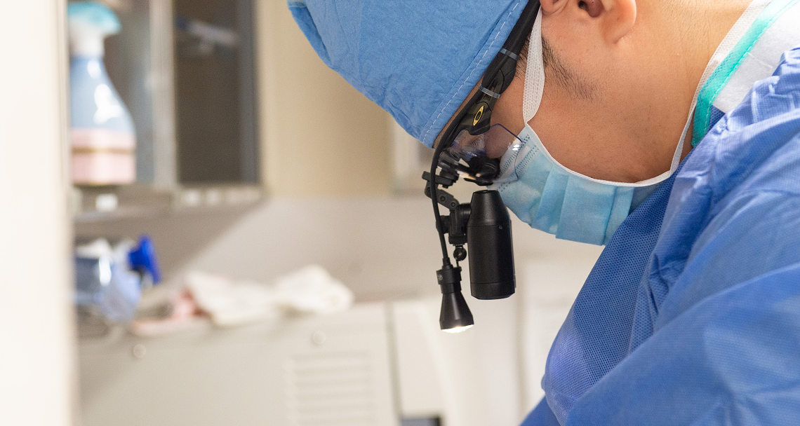 マイクロスコープ治療の様子